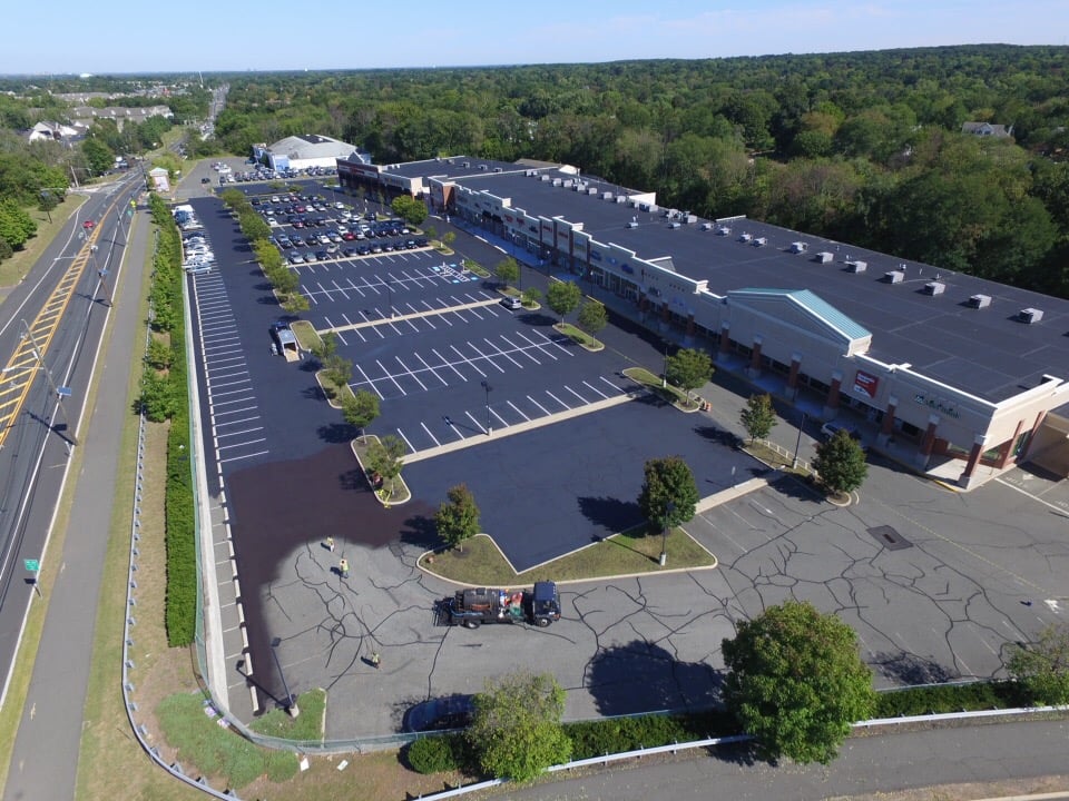 How much does it cost to sealcoat an asphalt parking lot