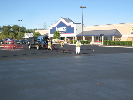 How much does it cost to sealcoat an asphalt parking lot